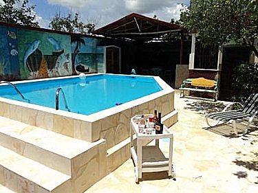 Jardin con la alberca, el porche y el ranchon al fondo
