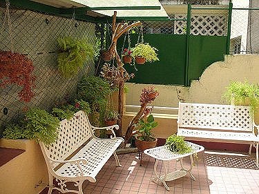 Detalle de los bancos del patio