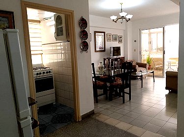 Sala con la terraza al fondo