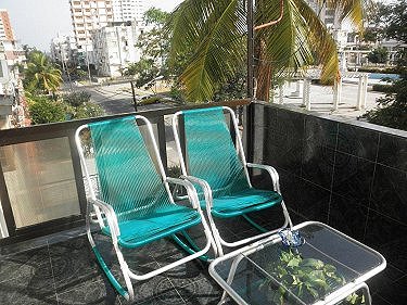 Terraza, vista a la calle