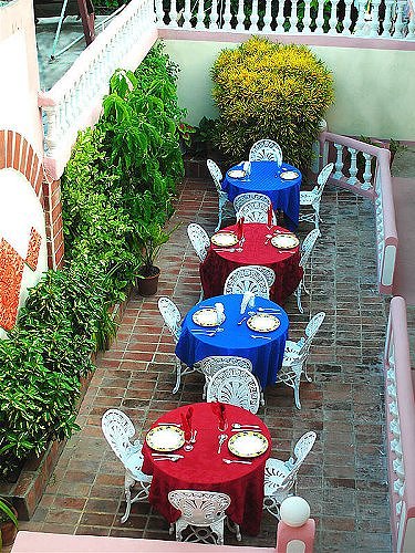 La terraza preparada para la comida