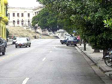 Vista de la escalinata de la Universidad desde la puerta de las habitaciones