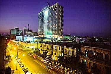 Alrededores de la casa de Alejandra por la noche, al fondo el Hotel Habana Libre