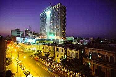 Alrededores de la casa de Miguel Batista por la noche, al fondo el Hotel Habana Libre